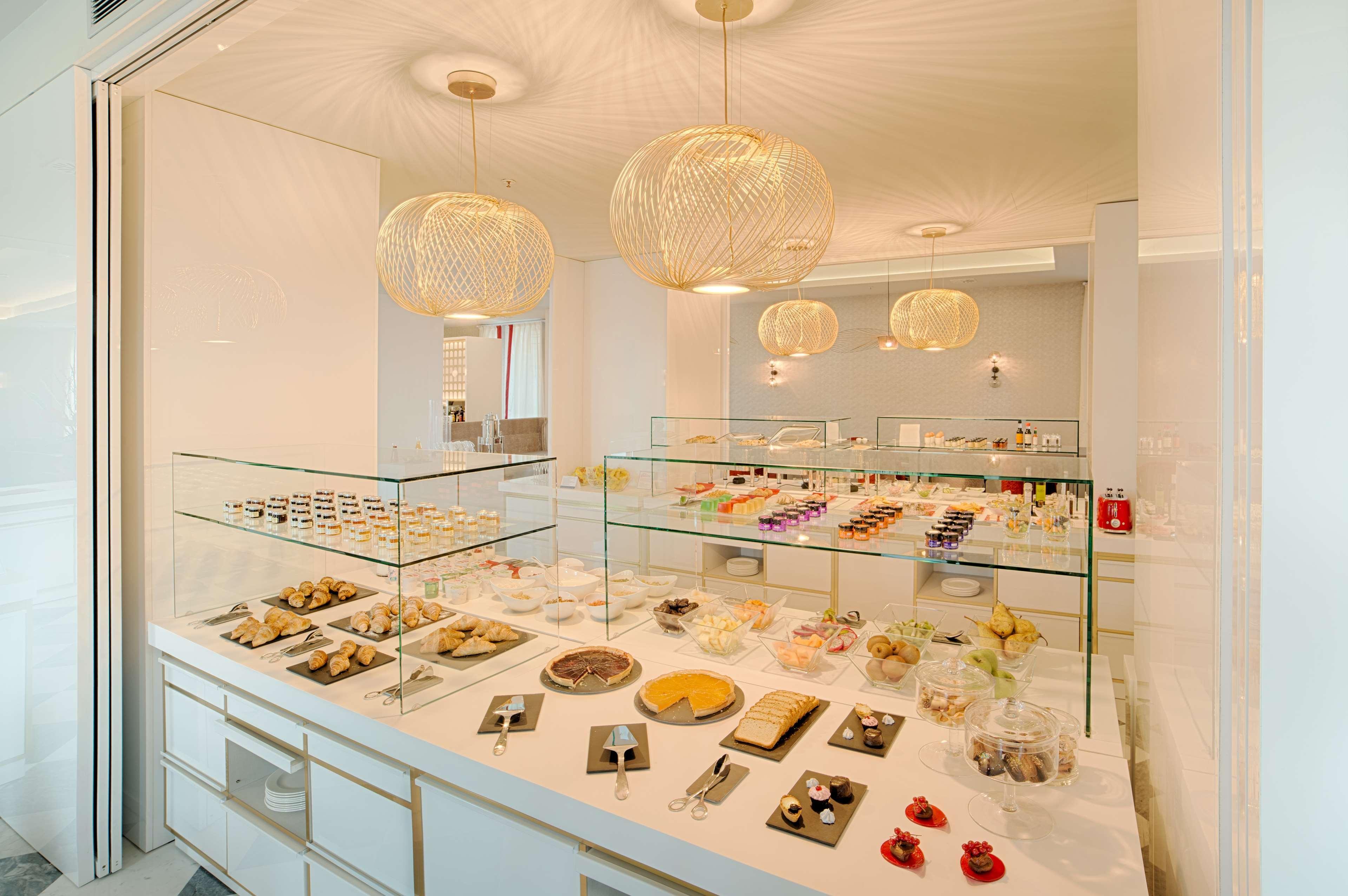Hotel NH Collection Palazzo Cinquecento Roma Esterno foto The interior of the pastry shop