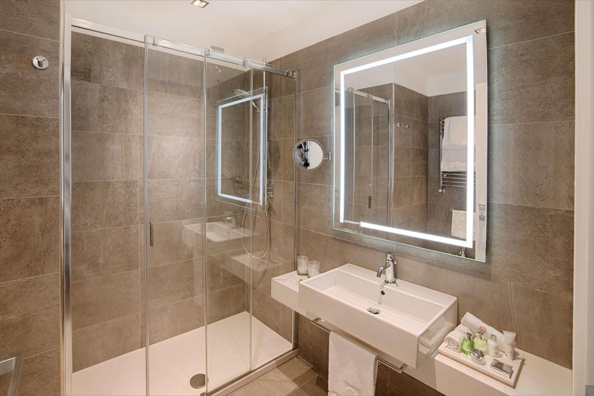 Hotel NH Collection Palazzo Cinquecento Roma Esterno foto A bathroom with a shower enclosure