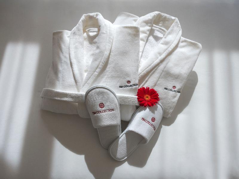 Hotel NH Collection Palazzo Cinquecento Roma Esterno foto A bathrobe, slippers and a bottle of shower gel