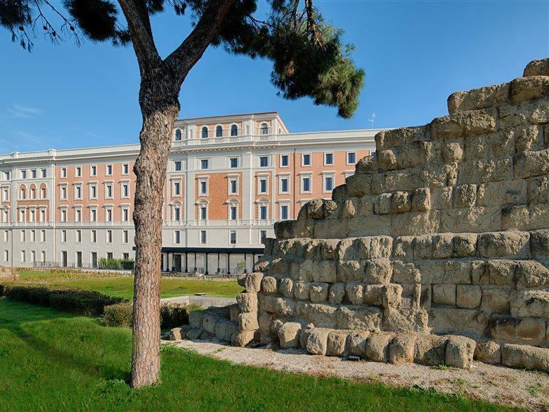 Hotel NH Collection Palazzo Cinquecento Roma Esterno foto The Roman wall of Nîmes